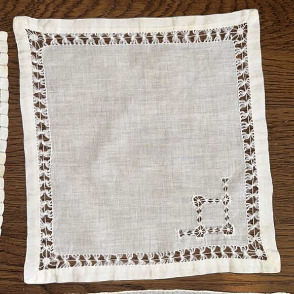 Bundle of six vintage white/cream cotton tatted or lace handkerchiefs - Picture 6 of 8